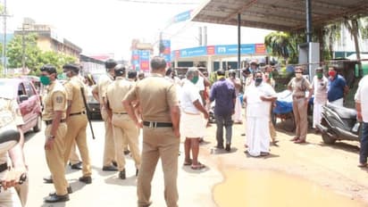 തട്ടുകടകൾ പുനഃസ്ഥാപിക്കാനുള്ള കച്ചവടക്കാരുടെ നീക്കം പൊലീസുമായുള്ള തർക്കത്തിനിടയാക്കി