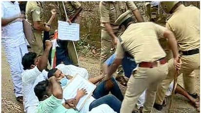 എ സി മൊയ്തീന്റെ വീടിന് മുന്നിൽ യൂത്ത് കോൺഗ്രസിന്റെ കുത്തിയിരിപ്പ് സമരം;മന്ത്രി നിരീക്ഷണത്തിൽ പോകണമെന്ന് ആവശ്യം