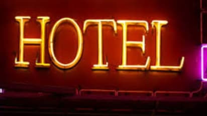 പരിശോധനയ്ക്കെത്തിയ ഉദ്യോഗസ്ഥരെ ഹോട്ടല് ജീവനക്കാര് തടഞ്ഞു, പൊലീസെത്തി കട അടപ്പിച്ചു