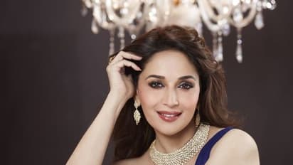 নয়া অবতারে মাধুরী, করোনা যোদ্ধাদের কুর্নিশ জানিয়েই এবার গান ধরলেন অভিনেত্রী