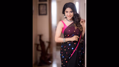 அந்த இடத்தில் முத்தம் கேட்ட சாக்ஷி அகர்வால்... கண்டபடி திட்டி தீர்க்கும் நெட்டிசன்கள்...!