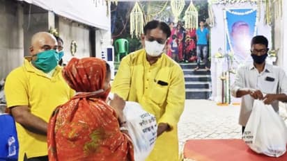 পিতৃশোকেও কর্তব্যে অবিচল, শ্রাদ্ধে  দুঃস্থদের খাদ্যসামগ্রী বিলি  জনপ্রতিনিধির