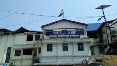 মমতা বন্দ্যোপাধ্যায়ের সরকারের প্রস্তাব মানছেন না অশোক, ছুড়ে ফেলে দিলেন প্রশাসকের পদ