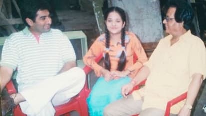 'শুভদৃষ্টি'র সেটে জিৎ ও পরিচালক প্রভাত রায়ের সঙ্গে মিমি, থ্রোব্যাক ট্রেন্ডে গা ভাসালেন অভিনেত্রী