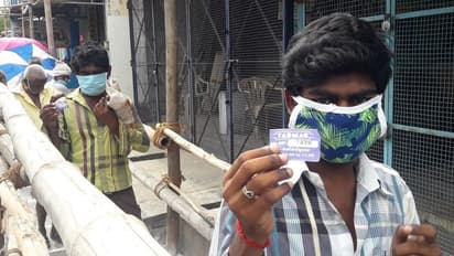 காலங்காத்தால களைகட்டிய டாஸ்மாக்... டோக்கன் வாங்க அலைமோதும் ‘குடிமகன்கள்’...!