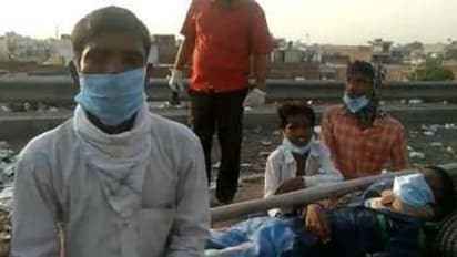 స్ట్రెచర్ పై పిల్లాడిని మోస్తూ 1300 కిలోమీటర్ల వలస కూలీల ప్రయాణం