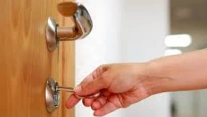 കൊവിഡ് മുക്തയായ ഡോക്ടറെ അസഭ്യം പറഞ്ഞു, വീട്ടില്‍ പൂട്ടിയിട്ടു; ദില്ലിയില്‍ അയല്‍വാസിക്കെതിരെ കേസ്