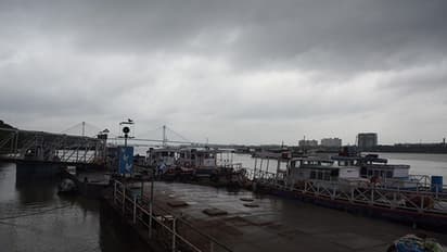 বঙ্গোপসাগরের উপর গভীর নিম্নচাপ, আছড়ে পড়ার আগেই সতর্ক করল মৌসমভবন