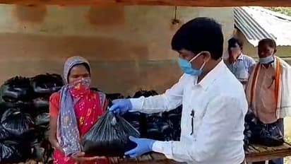 লকডাউনে দুর্ভোগের ইতি, শবর গ্রামে ত্রাণ নিয়ে হাজির জেলা পরিষদের সভাধিপতি