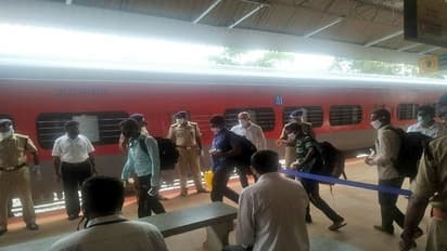 ದೆಹಲಿಯಿಂದ ಹುಬ್ಬಳ್ಳಿಗೆ ಮರಳಿದ ಕನ್ನಡಿಗರು: ತಂದೆಯ ಕಂಡು ಕಣ್ಣೀರಿಟ್ಟ ಯುವತಿ..!