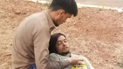 കൂട്ടുകാരനെ മടിയില് കിടത്തി സഹായം തേടുന്ന അതിഥി തൊഴിലാളി, ചിത്രത്തിന് മരണത്തിന്റെ മണമുണ്ട്