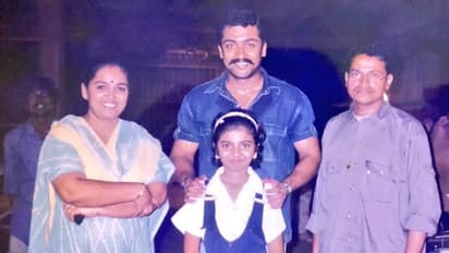 'காக்க காக்க' படத்தின் போது எடுக்கப்பட்ட அரிய புகைப்படம்! சூர்யாவுடன் ஜோரா நிற்கும் இந்த நடிகை யார் தெரியுமா?