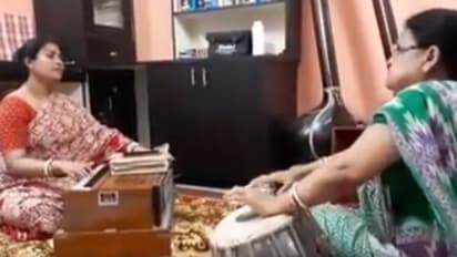 সোশ্যাল মিডিয়া মজেছে শাশুড়ি বৌমার যুগলবন্দী, দেখে নিন ভাইরাল হওয়া এই ভিডিও