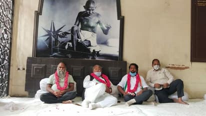 వలస కూలీల సమస్యలపై గాంధీ భవన్ లో వీహెచ్, జగ్గారెడ్డి దీక్ష