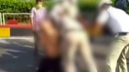 പിപിഇ കിറ്റില്ലെന്ന് പരാതിപ്പെട്ട ഡോക്ടറെ മര്ദ്ദിച്ച് പൊലീസ്, തെരുവിലൂടെ വലിച്ചിഴച്ചു