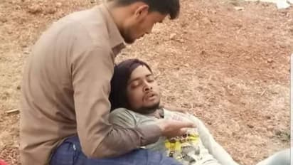 করোনাভাইরাসও চিড় ধরাতে পারেনি হিন্দু-মুসলিমের বন্ধুতে, ভাইরাল দুই পরিযায়ী শ্রমিকের ছবি