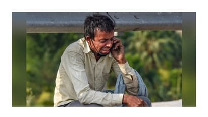 ഏതൊരു അച്ഛന്റെയും നെഞ്ച് പിടയ്ക്കും ആ നിമിഷം; വൈറല് ചിത്രത്തിന് പിന്നില്