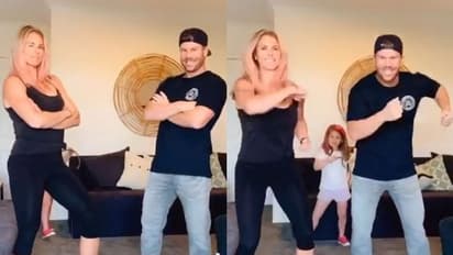 এবার প্রভু দেবার জনপ্রিয় মুকাবিলা গানে কোমড় দোলালেন সস্ত্রীক ওয়ার্নার