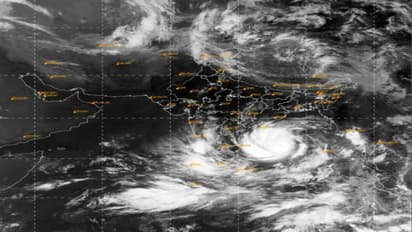 ঘূর্ণিঝড় আমফানের প্রভাবে আজ থেকেই কলকাতায় বৃষ্টি ও ঝোড়ো হাওয়া, জারি হল হলুদ সতর্কতা