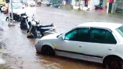 മഴ ശക്തമായതോടെ ചെങ്ങന്നൂര് നഗരം വെള്ളത്തില്; 32 കടകളില് വെള്ളംകയറി