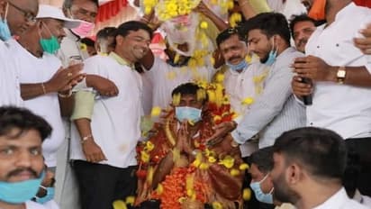 ಲಾಕ್ಡೌನ್ ನಿಯಮಕ್ಕಿಲ್ಲ ಕಿಮ್ಮತ್ತು: ಸಾಮಾಜಿಕ ಅಂತರ ಮರೆತು ಬಿಜೆಪಿ ನಾಯಕನಿಗೆ ಪುಷ್ಟಮಳೆ