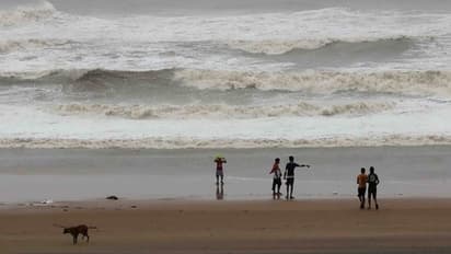 সোমবার সন্ধ্যে  রুদ্র মূর্তি ধারণ করবে 'আমফান', দিঘার কাছেই ঘূর্ণি ঝড়ের অবস্থান জানিয়েছে প্রশাসন