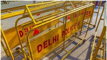 'കൊവിഡ് രോഗിയുടെ മൃതദേഹമാണ്, ചുമന്ന് ശ്മശാനത്തിലെത്തിക്കണം'; ലോക്ക് ഡൗൺ ലംഘിച്ച യുവാക്കൾക്ക് പൊലീസിന്റെ ശിക്ഷ