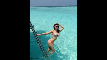 उर्वशी रौतेला ने शेयर की बोल्ड तस्वीरें, सोशल मीडिया में मचा रही तहलका