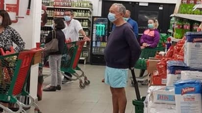 ഒരു രാജ്യത്തിന്റെ പ്രസിഡന്റ് ആണ് സൂപ്പര്മാര്ക്കറ്റിലെ വരിയില് നില്ക്കുന്ന ഈ മനുഷ്യന്...