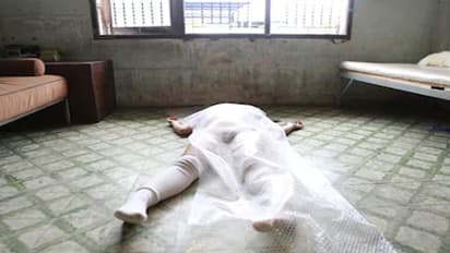 లాక్ డౌన్ ఎఫెక్ట్: ముగ్గురు పిల్లలను చంపి, చెట్టుకు ఉరేసుకున్న వ్యక్తి