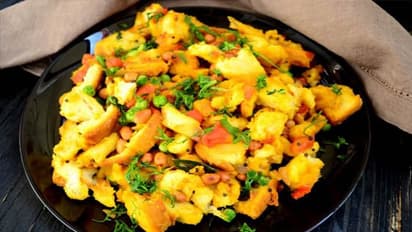 স্বাদ বদল করতে জলখাবারে বানিয়ে ফেলুন ব্রেড চিজ পোহা, রইল সহজ এই পদের রেসিপি