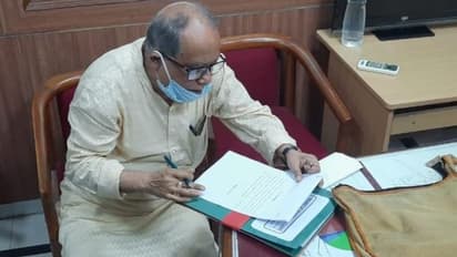 বোর্ডে তৃণমূলের কাউন্সিলরদের বাদ দিতেই, শিলিগুড়ি পুরসভার প্রশাসক পদে অশোক ভট্টাচার্য