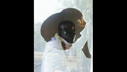 ചാരുംമൂട് ഗുരുമന്ദിരത്തിന്റെ ചില്ല് തകർത്തു; വ്യാപക പ്രതിഷേധം