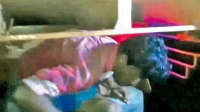 பிறந்த குழந்தையை பார்க்க லாரிக்கு அடியில் பதுங்கி சென்ற வாலிபர்..! மடக்கிப்பிடித்த போலீசார்..!