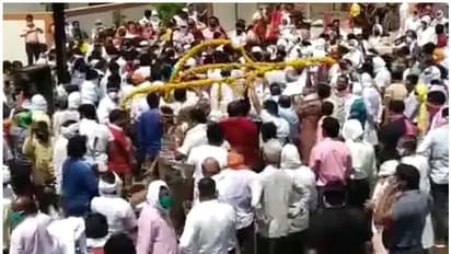 ലോക്ക് ഡൗൺ: ആത്മീയ നേതാവിന്റെ സംസ്കാര ചടങ്ങിൽ പങ്കെടുത്ത് ആയിരങ്ങൾ; വീഡിയോ