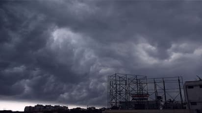 প্রায় ২০০ কিলোমিটার বেগে ধেয়ে আসছে আমফান, কেন্দ্র সতর্ক করল বাংলা ও ওড়িশাকে