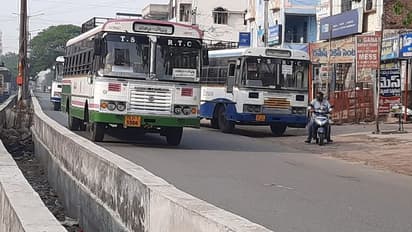 రోడ్డెక్కిన ఆర్టీసి బస్సులు... అయినా ప్రయాణాలకు దూరంగానే ప్రజలు