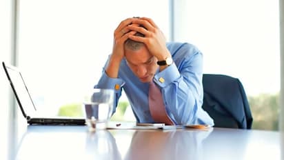 शनि जयंती 22 को; अशुभ शनि के 8 संकेत, क्या होता है जब किसी पर पड़ती है शनि की टेढ़ी नजर