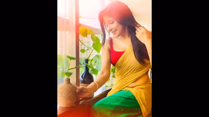 சரிந்து விழும் தாவணியை சரி செய்யாத பைங்கிளி...சகல அழகையும் ஒருசேர காட்டி அதிர்ச்சி கொடுத்த சாக்ஷி...!