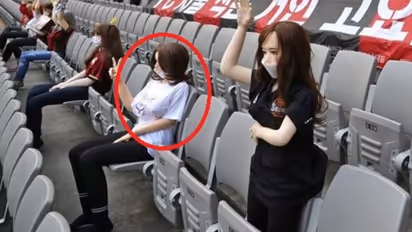 കാണികള്ക്ക് പകരം സ്റ്റേഡിയത്തില് ബാനറും പിടിച്ച് സെക്സ് ഡോളുകള്; മാപ്പ് പറഞ്ഞ് ഫുട്ബോൾ ക്ലബ്