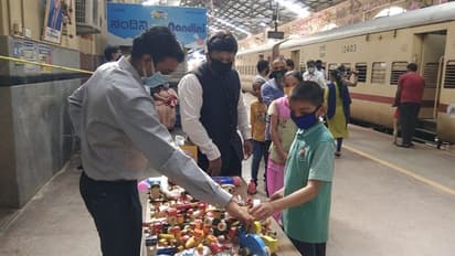 ಶ್ರಮಿಕ ರೈಲಿನಲ್ಲಿ ಪ್ರಯಾಣ ಮಾಡುವ ಮಕ್ಕಳಿಗೆ ಚನ್ನಪಟ್ಟಣದ ಗೊಂಬೆ ಗಿಫ್ಟ್!