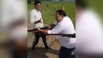 సమాజ్వాదీ పార్టీ నేత, అతని కుమారుడి కాల్చివేత: సోషల్ మీడియాలో హత్య దృశ్యాలు