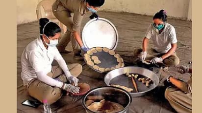 వంటగదిగా మారిన పోలీస్ స్టేషన్.. స్వయంగా వండి పేదల ఆకలి తీరుస్తున్న పోలీసులు