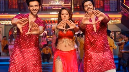 'তুমি কি অন্তার্বাস পরে আছো', ছবির গানে নুসরতেকে বোল্ড পোশাকে দেখে প্রশ্ন করে উঠলেন বাবা