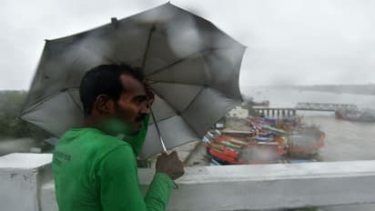 সোমবারও আকাশের মুখ ভার, আজ বজ্রবিদ্যুৎ সহ প্রবল বর্ষণের সম্ভাবনা বাংলায়