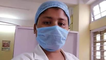 'കൊവിഡ് പോരാളി'; വിവാഹ തലേന്നും കൊവിഡ് രോഗികളെ ശുശ്രൂഷിക്കുന്നതിൽ വ്യാപൃതയായി നഴ്സ്, കയ്യടി