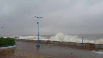 উত্তাল সমুদ্র, আমফানের প্রবেশ শুরু হয়ে গিয়েছে স্থলভাগে