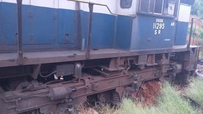 ട്രെയിന് പാളം തെറ്റി; എഞ്ചിന് മണ്ണില് പൂഴ്ന്നു!