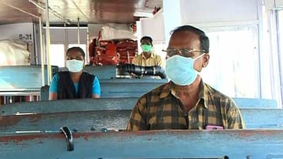 കുട്ടനാട്ടുകാര്ക്ക് ആശ്വാസം; കെഎസ്ആര്ടിസിക്ക് പുറമെ ബോട്ട് സര്വ്വീസുകളും തുടങ്ങി