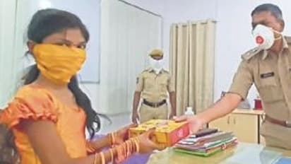 കൊവിഡ് പോരാട്ടത്തിനൊപ്പം; പിറന്നാൾ ദിനത്തിൽ പൊലീസുകാർക്ക് മാസ്കുകൾ തയ്ച്ച് നൽകി അഞ്ചാം ക്ലാസുകാരി